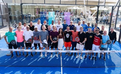 Leyendas del futbol disputan torneo amistoso de padel en Qatar