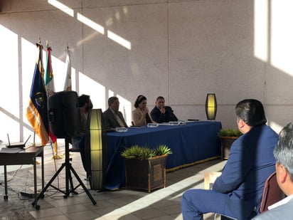 Rector presenta nuevo libro de matemáticas 