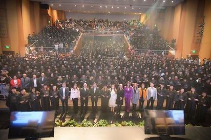 Alcaldesa entrega certificado de preparatoria a 451 mujeres 