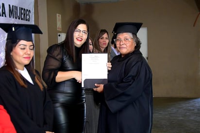 77 mujeres gradúan de preparatoria en Nava