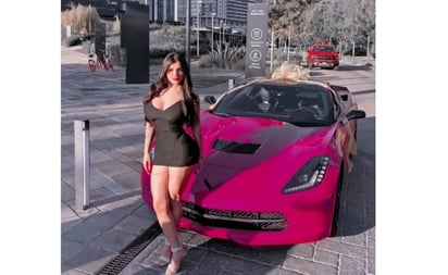 Captan a Karely Ruiz paseando en su corvette rosa por Nezahualcóyotl