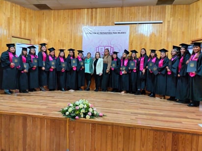 Con mejora educativa reciben certificados de prepa mujeres de Cuatro Ciénegas