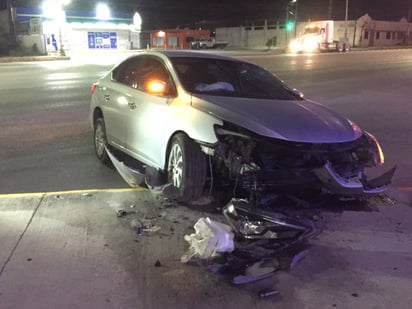 Ebrio choca su auto con banqueta del Mall Paseo Monclova