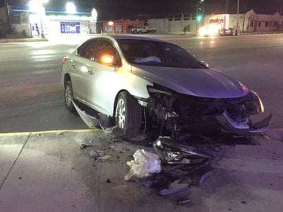 Ebrio choca su auto con banqueta del Mall