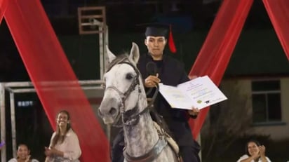 Joven llega a caballo a su graduació: Sus compañeros relataron que lo llevaba todos los días a clases 