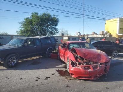 La autoridad busca a sujeto que robó carro y lo destrozó en choque