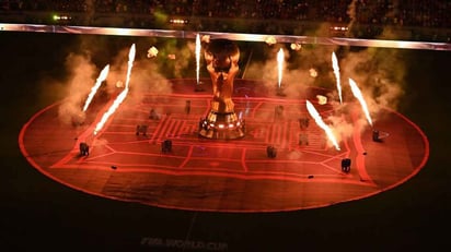 La reventa se apostó a las afueras del estadio Al Kalifha para ofrecer tickets para los últimos encuentros de la Copa de