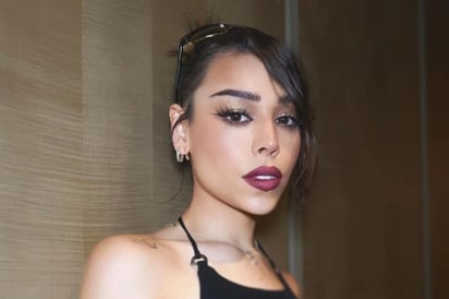 Danna Paola enciende Instagram con look naranja sin ropa interior