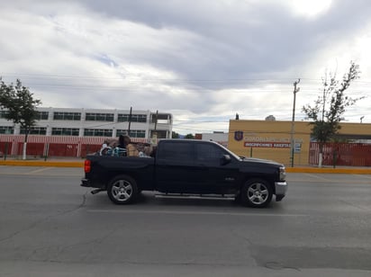 Paisanos cruzan por la ciudad de Monclova con comodidad