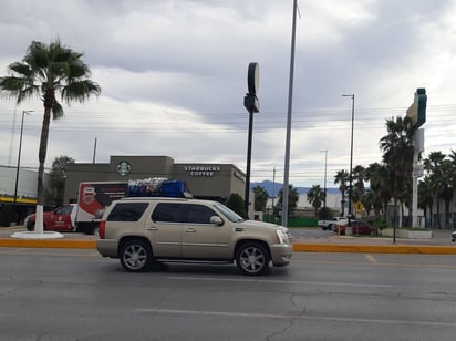 Paisanos cruzan por la ciudad de Monclova con comodidad