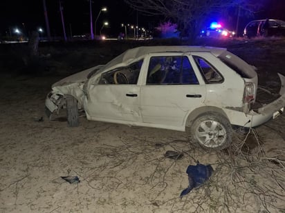 Jóvenes vuelcan su auto en la avenida Montessori de Monclova