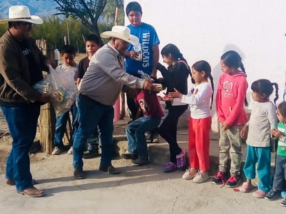 Beto Villarreal envía bolos a niños de ejidos