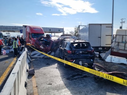 Tráiler sin frenos arrolla 10 vehículos; un conductor pierde la vida