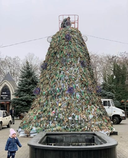 Montan árbol de Navidad para la 'invencibilidad' en Ucrania