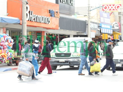 Atiborran consumidores el comercio en la Zona Centro de Monclova