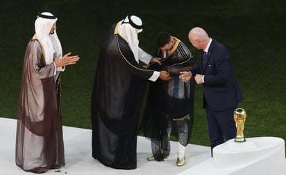 ¿Por qué Messi fue vestido con una 'capa' previo a levantar la Copa del Mundo?