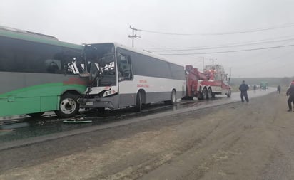 Choque entre dos camiones de transporte público deja 28 personas heridas en Nuevo León