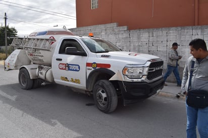 Pipa de gas protagoniza choque en el fraccionamiento San José