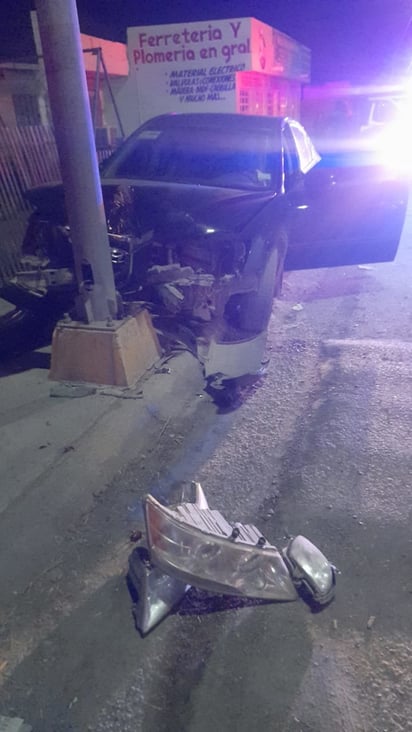 Auto queda ensartado en arbotante