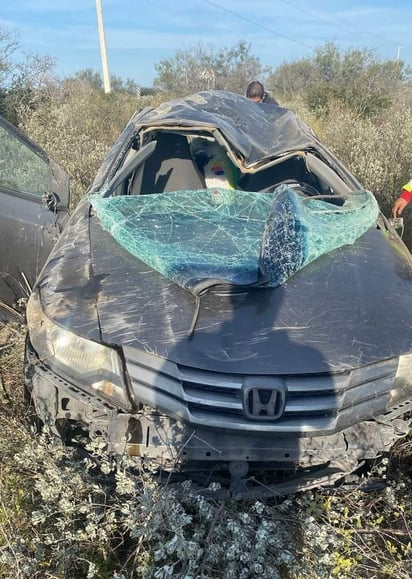 Paisano vuelca en la carretera de Allende, se dirigía a EEUU