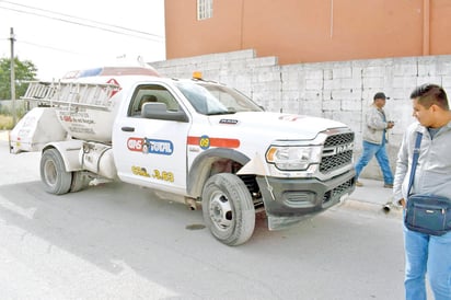 Pipa repartidora de gas protagoniza un choque en el Frac. San José