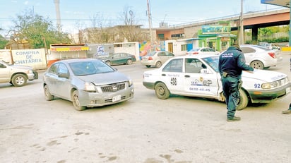 Enésima colisión frente a gasolinera de la Avenida Industrial; cruce muy peligroso