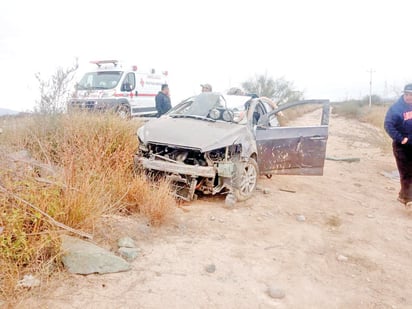 Nigropetenses vuelcan en la carretera Fed. 53