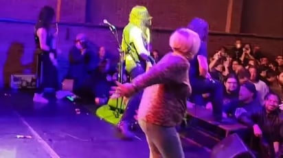 Señora de la tercera edad se avienta al público en concierto de Heavy Metal: En día recientes una señora de la tercera edad llamó la atención de miles de internautas.