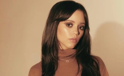 Jenna Ortega deslumbra en vestido transparente Dolce & Gabbana