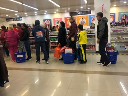 Clientes con compras de última hora abarrotan los negocios