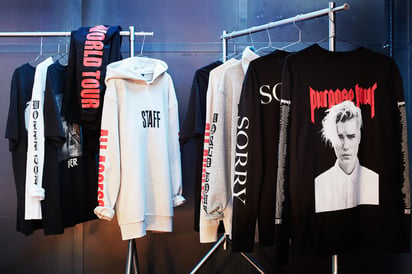 Justin Bieber insta a los fanáticos a no comprar su propia mercancía 'basura' en H&M