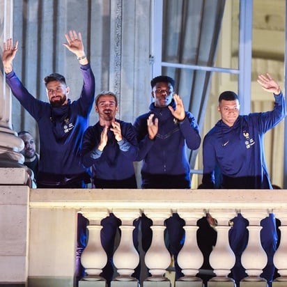 La Selección francesa fue recibida por 50 mil aficionados tras perder la final del mundial