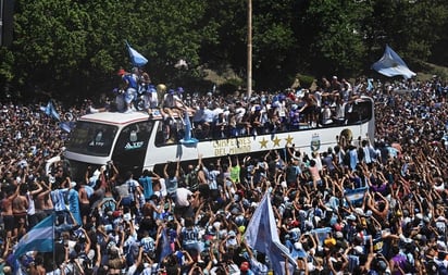 Argentina desata la fiesta con Messi y los campeones en casa