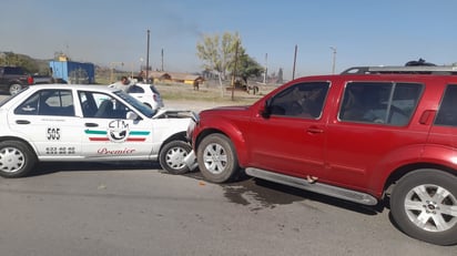 Paisano choca contra taxi en la avenida Puerta Cuatro de Monclova