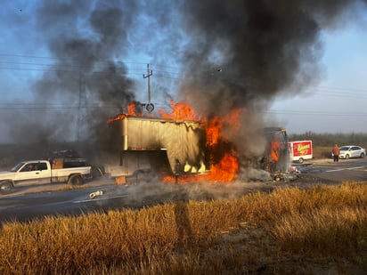 Caja de tráiler con ropa se incendia en la 57