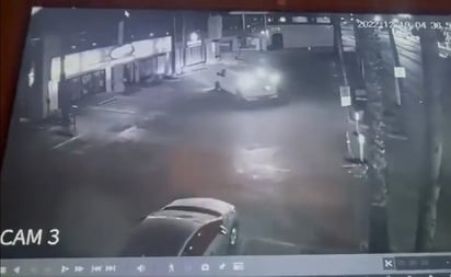 VIDEO: Así abandonaron 6 cuerpos dentro de una camioneta en una plaza de Tijuana