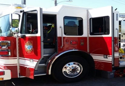 Trabajador cae en tanque de una Planta de Agua; bomberos luchan por rescatarlo