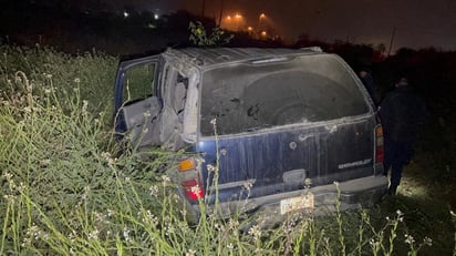 Conductor abandona camioneta tras volcar en Frontera