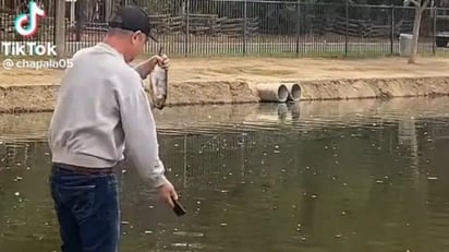 Señor se confunde y tira su celular al agua tras tomarse una foto con un pescado: En los primeros segundos de la grabación se puede ver a un sujeto tomándose una selfie con su celular.