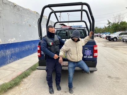 Preventivos detienen a hombre drogado en la colonia Deportivo de Monclova