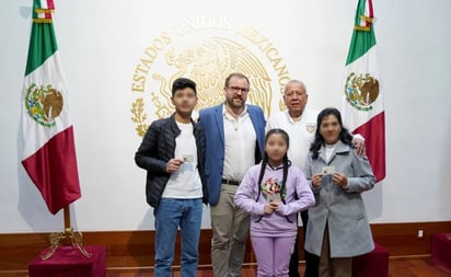 Familia de Castillo recibe documentos migratorios 