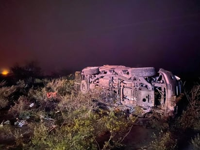 Paisano muere en volcadura y su esposa resulta gravemente herida en la carretera Monclova-Sabinas