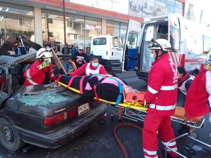 Pareja queda prensada en su auto al ser chocado por camión