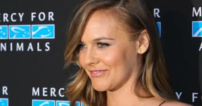 El inesperado desnudo de Alicia Silverstone: 'nunca lo hice frente a las cámaras, pero ahora sí'