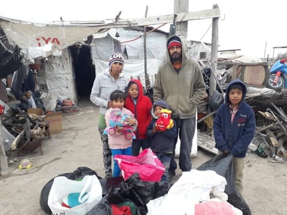 Bomberos entrega cobijas y lonas para personas de viviendas vulnerables en periferia