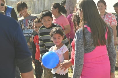 Vocalista de banda los Recoditos regala juguetes a niños en Monclova 