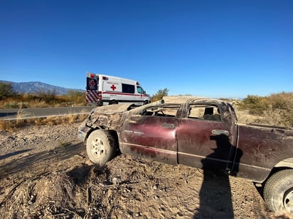 Camioneta de paisanos vuelca en la carretera Ocampo-Cuatrociénegas