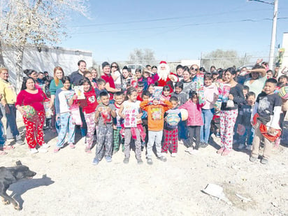 Niños reciben regalos por parte del vocalista de banda los Recoditos