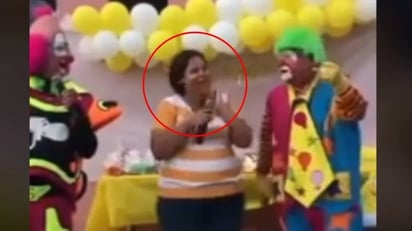 Mujer se pasa de sincera en dinámica de piñata infantil: Usuarios de TikTok aseguran que este video les divierte muchísimo por cómo el subconsciente de esta mujer la traicionó.