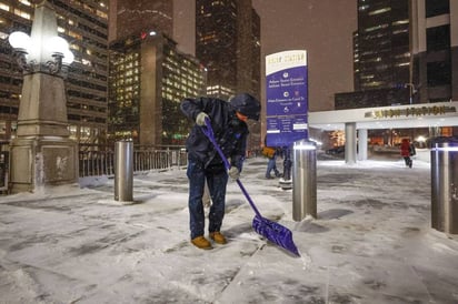 Tormenta invernal del siglo en EU cancela vuelos; la Casa Blanca lanza advertencias